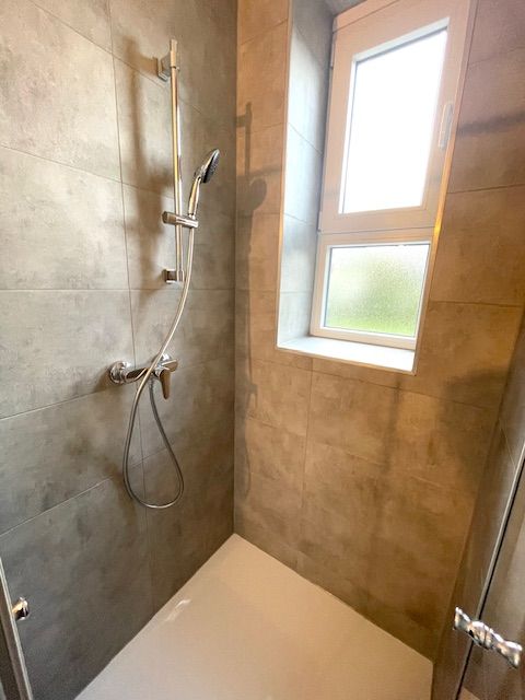 Modernes Duschbad