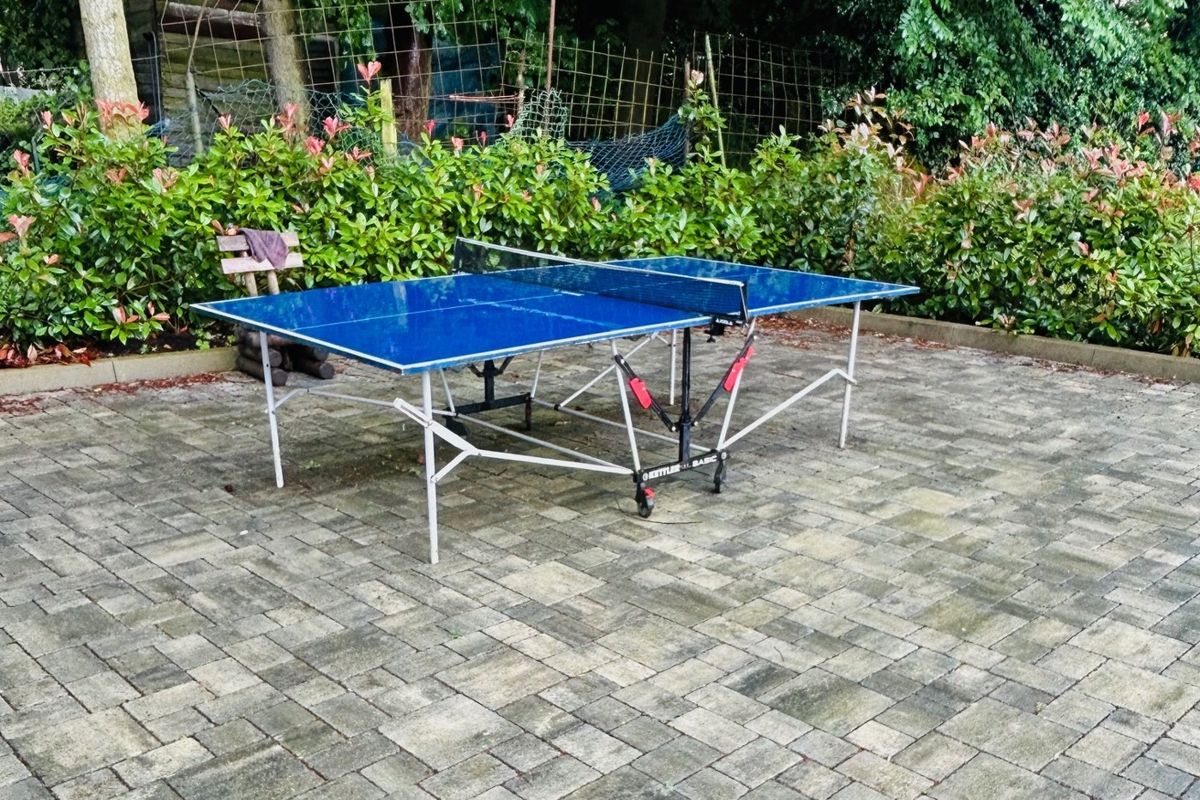 Tischtennisplatte im Hof